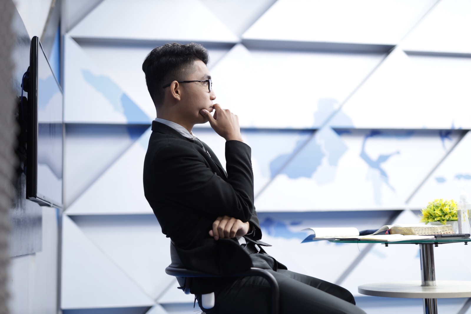 man in black long sleeve shirt sitting on black chair